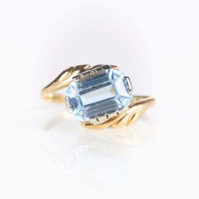 Two-tone gold ring (750‰), set with an emerald-cut...