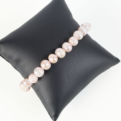 Bracelet of 24 white freshwater pearls, size...