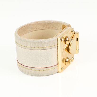 LOUIS VUITTON. Cream grained leather 