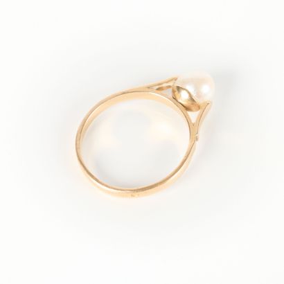 Gold ring set with a cultured pearl (acc.)....