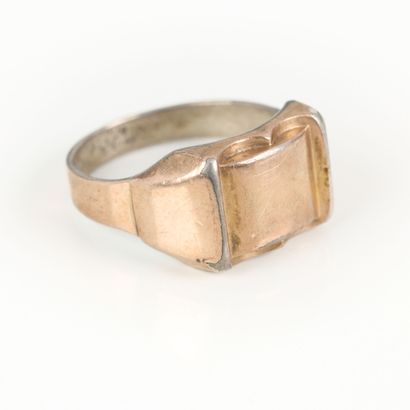 Lot : 
- Gold and silver signet ring. TDD...