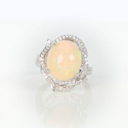 White gold (750‰) ring set with an oval cabochon...