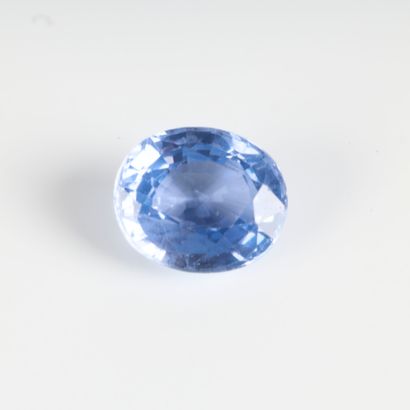 Oval-cut sapphire on paper with certificate:...