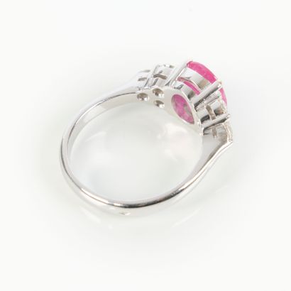 Ring in white gold (750‰), set with an oval-cut...