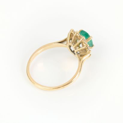 Gold (750‰) daisy ring set with an oval emerald...