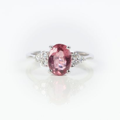 White gold ring (750‰) set with an oval-cut...
