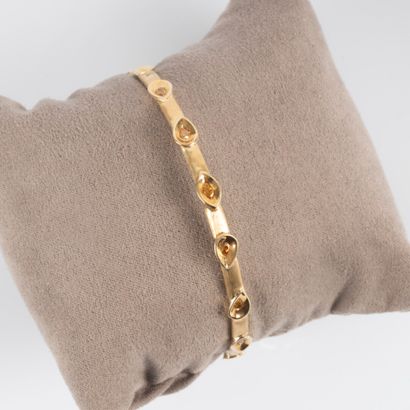 Brushed yellow gold (750‰) bangle, set with...