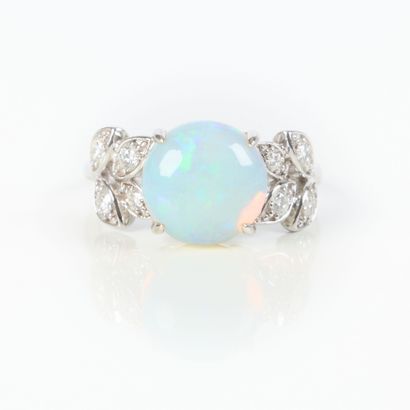White gold ring (750‰), set with a round-cut...