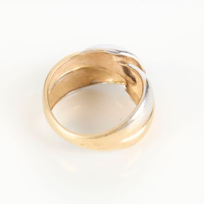 Three-tone gold ring. TDD 56-57. 6,94 g....