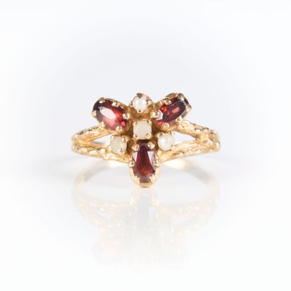 Gold ring set with 3 oval garnets (?) and...