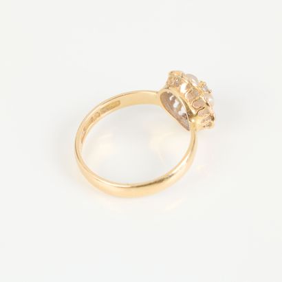 Yellow gold ring with pearl daisy design....