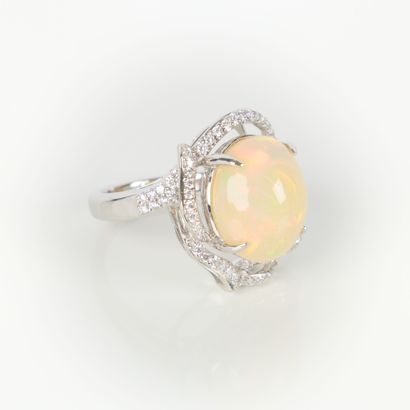 White gold (750‰) ring set with an oval cabochon...
