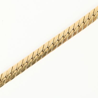Gold flat mesh bracelet. 19.5 cm. 11,80 g....