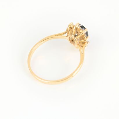 Gold (750‰) daisy ring, set with an oval-cut...