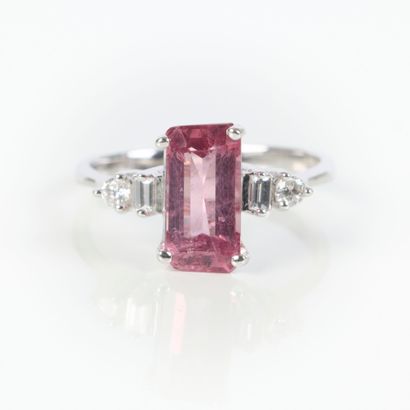 White gold ring (750‰) set with an emerald-cut...