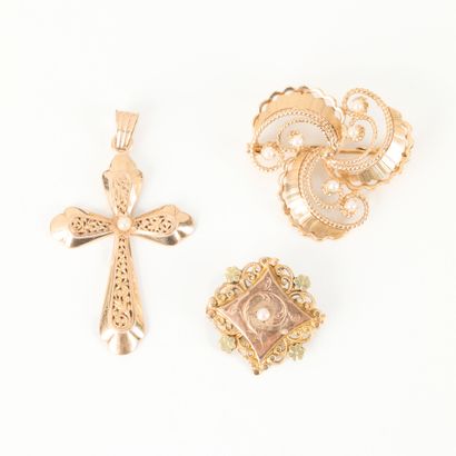 Lot: 2 gold brooches and a cross set with...