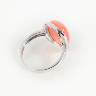 White gold ring (750‰) set with a cabochon...