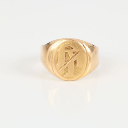 Gold signet ring numbered RT. Worn. 5,58...