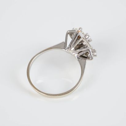 White gold ring (750‰) adorned with four...