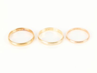 3 gold wedding rings, engraved. 5.50 g 18...