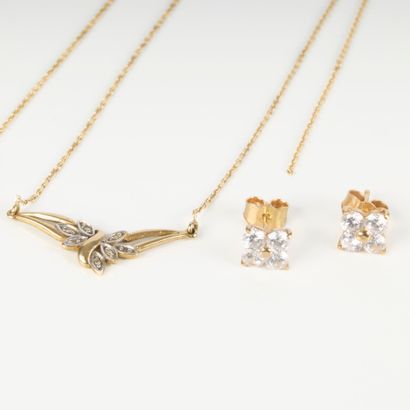 . Lot :
- Two-tone gold necklace with central...