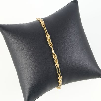 Gold curb chain, alternating twisted and...