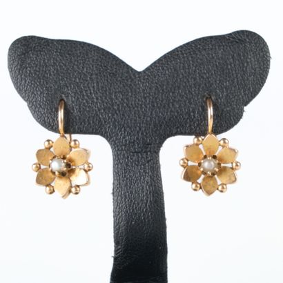Pair of pink gold (750‰) flower earrings,...