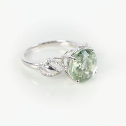 Ring in white gold (750‰), set with a round...