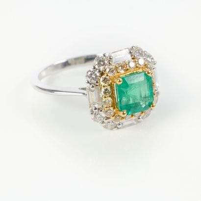 Two-tone gold ring (750‰), set with an emerald...