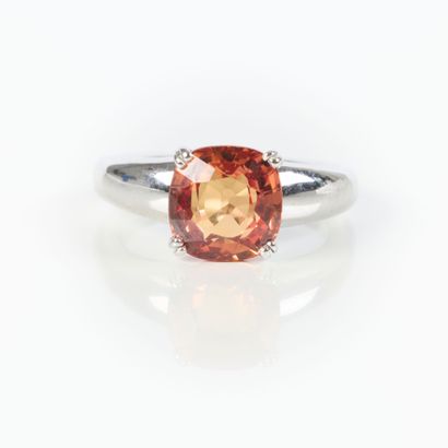 White gold ring (750‰), set with a cushion-cut...