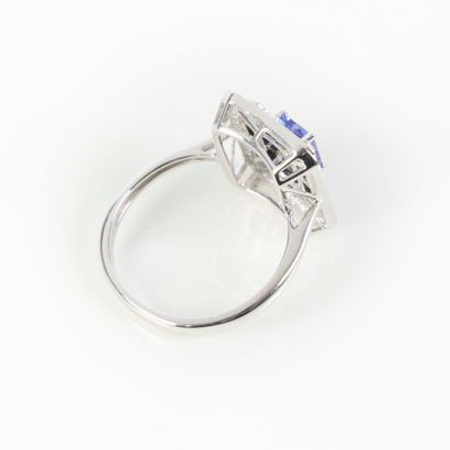 Ring in white gold (750‰), set with an emerald-cut...