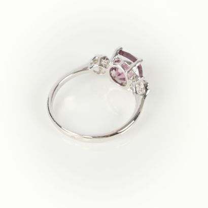 White gold (750‰) ring set with a natural...