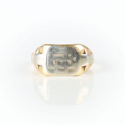 Chevalière in three-tone gold (750‰), figured....