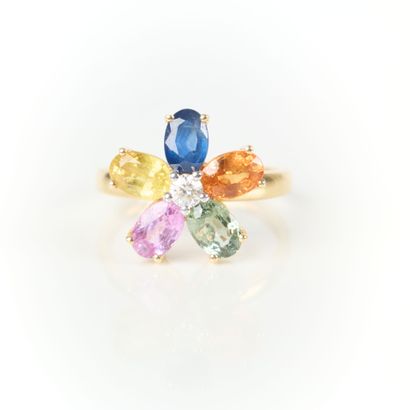 Gold (750‰) flower ring set with a round...