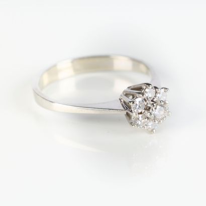 White gold (750‰) daisy ring, set with a...