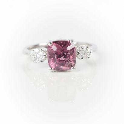 White gold (750‰) ring set with a natural...