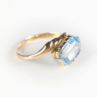 Two-tone gold ring (750‰), set with an emerald-cut...