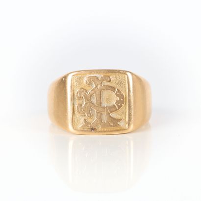 Gold signet ring engraved RL. TDD 60-61....