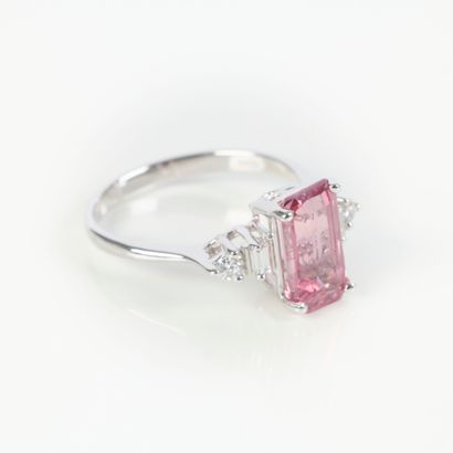 White gold ring (750‰) set with an emerald-cut...