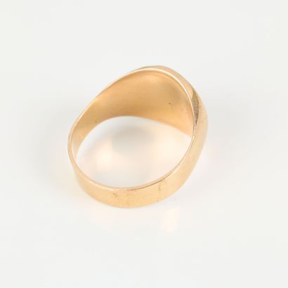 Gold signet ring numbered RT. Worn. 5,58...
