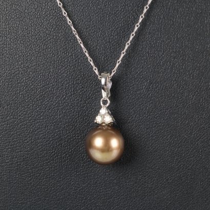 White gold (750‰) pendant adorned with a...