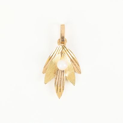 . Gold leaf pendant (750‰) set with a cultured...