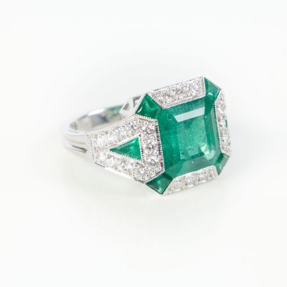 Important ring in white gold (750‰), set...