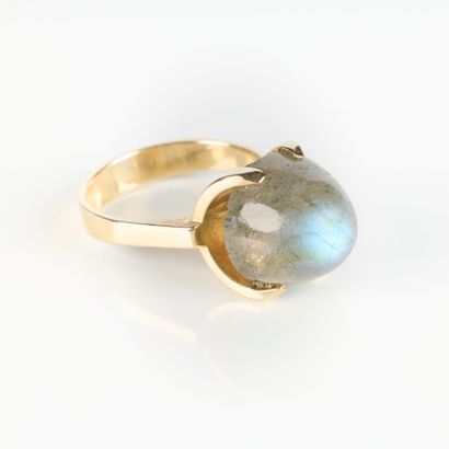 Gold ring (750‰), set with a dome-cut star...