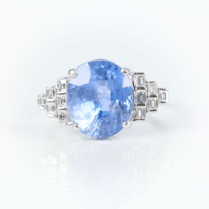 Ring in white gold (750‰), set with an unheated...