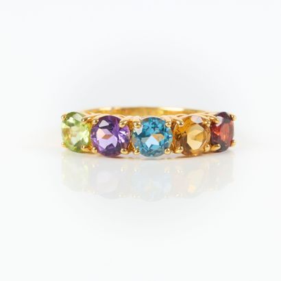 Yellow gold ring (750‰), set with a peridot,...
