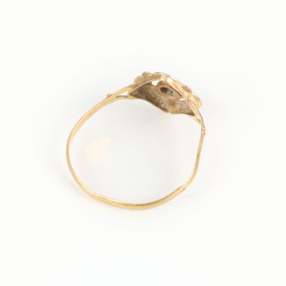 Rosette ring in two-tone gold (750‰). TDD...