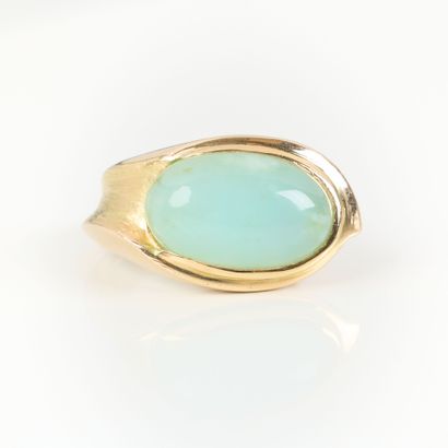 Important contemporary ring in polished gold...