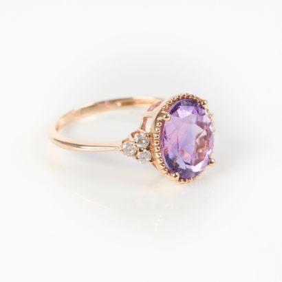 Pink gold ring (750‰), set with an oval-cut...