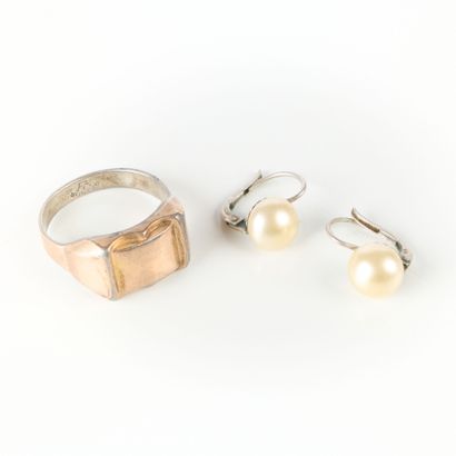 Lot : 
- Gold and silver signet ring. TDD...